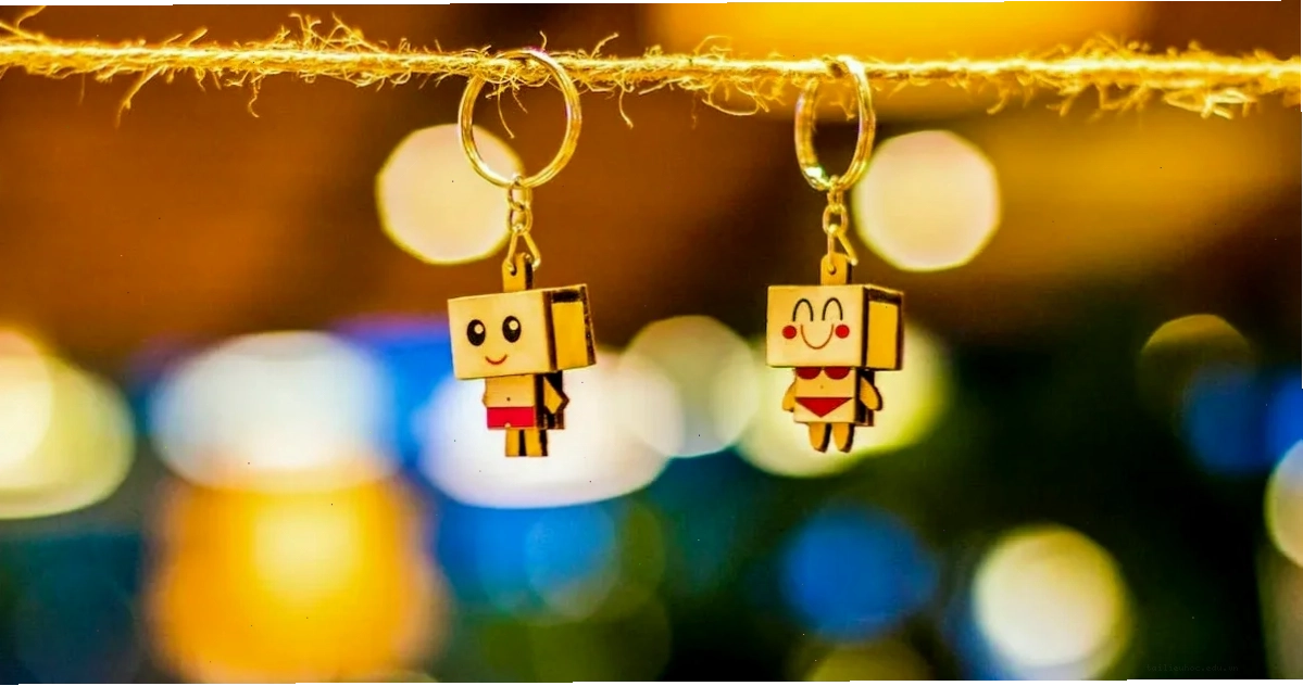 Ảnh cô gái mặc áo trắng dưới giàn lá vàng tươi sáng