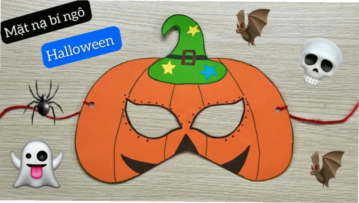 Bé vui halloween Bé đeo mặt nạ halloween vui chơi