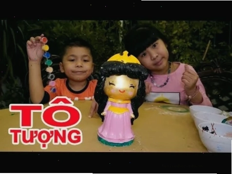 Bé hào hứng với bún bắp tô màu