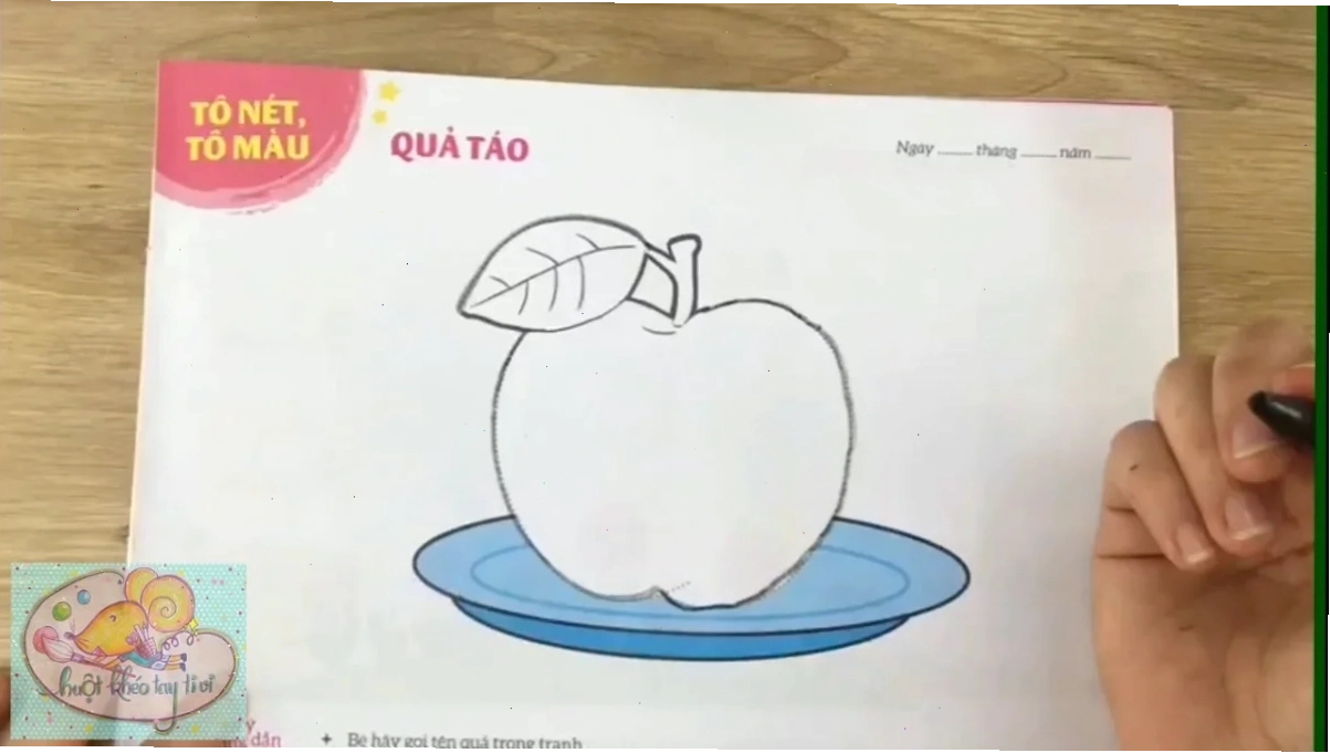 Các bé hào hứng với giáo án tô màu quả táo nhà trẻ