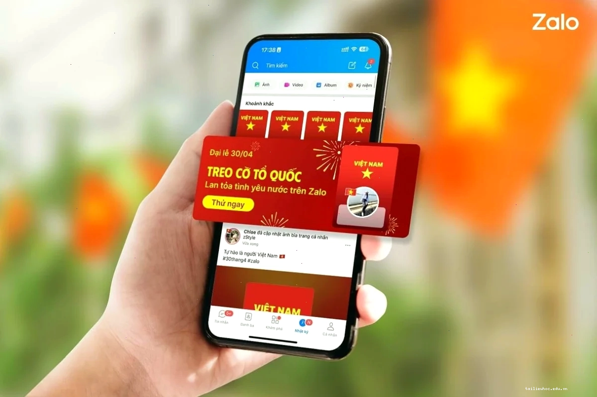 Cậu bé áo trắng trên cát vàng