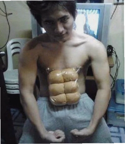 Chú chó cười tươi cùng ảnh 6 múi meme