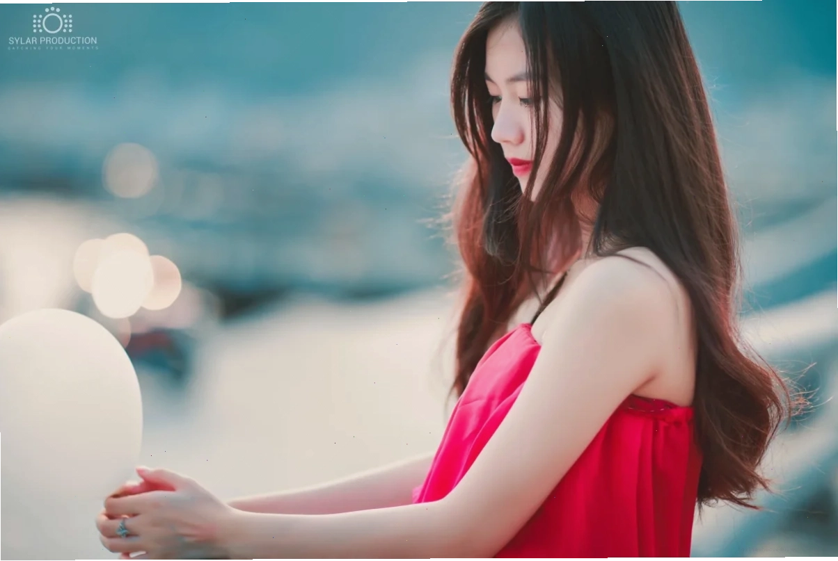 Cô gái cùng bong bóng làm hình nền girl xinh 4k cho iphone