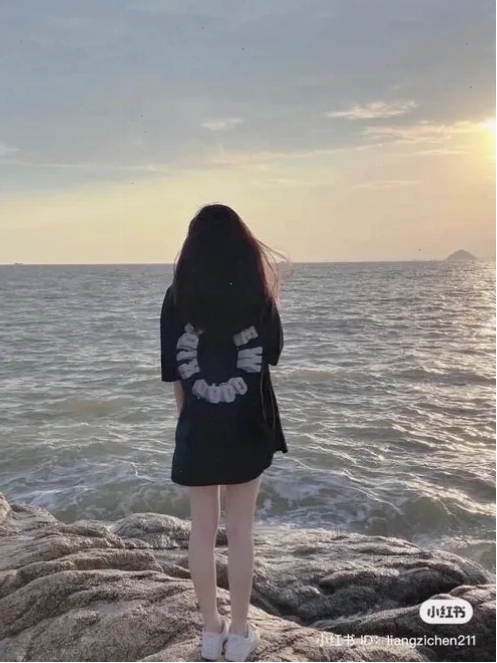 Cô gái đứng quay lưng trong hoàng hôn hình nền cô gái quay lưng