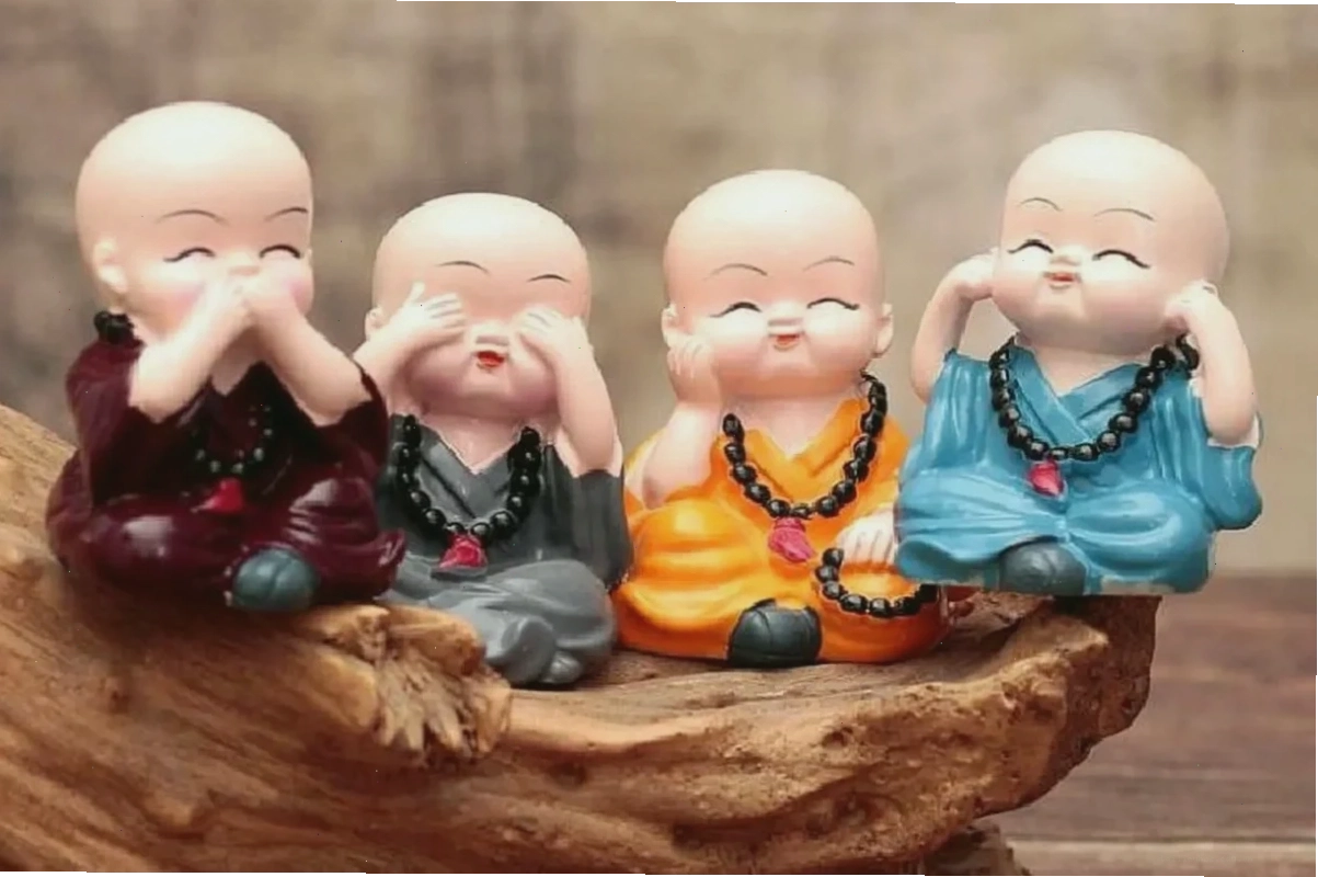 hình nền chú tiểu dễ thương bên lư hương