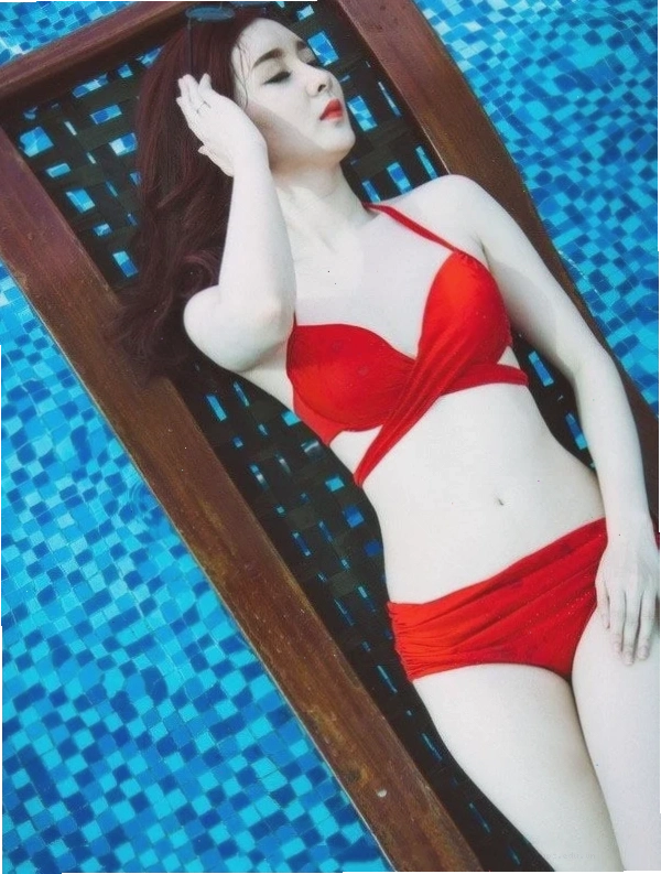 hình nền gái xinh mặc bikini đen tóc vàng