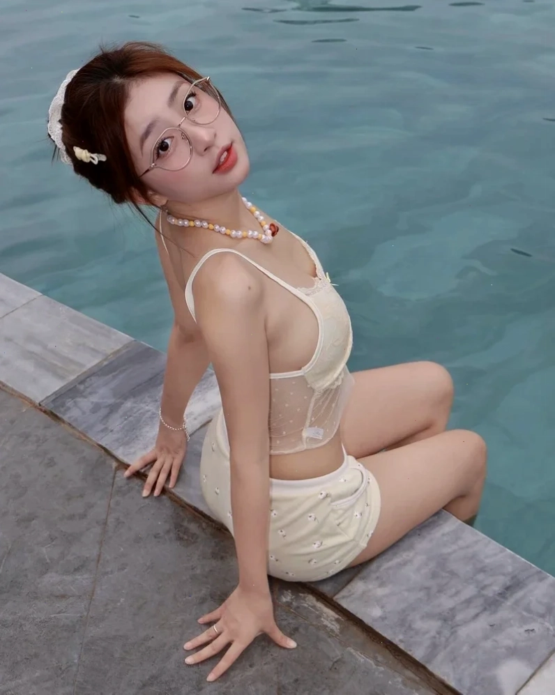 hình nền gái xinh mặc bikini đỏ