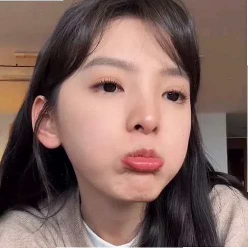 Em bé trề môi meme bĩu môi em bé cực hài