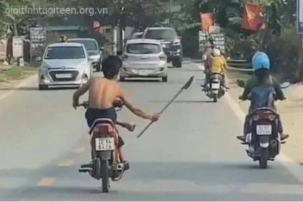 Thanh niên cầm phóng lợn meme cầm phóng lợn khi đi xe máy