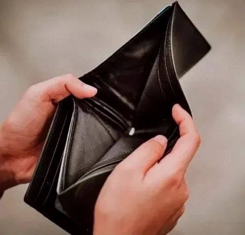 meme ví rỗng khi nhìn hóa đơn